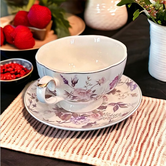 Beautiful Tea Cup and Saucer - Picture 14 of 15